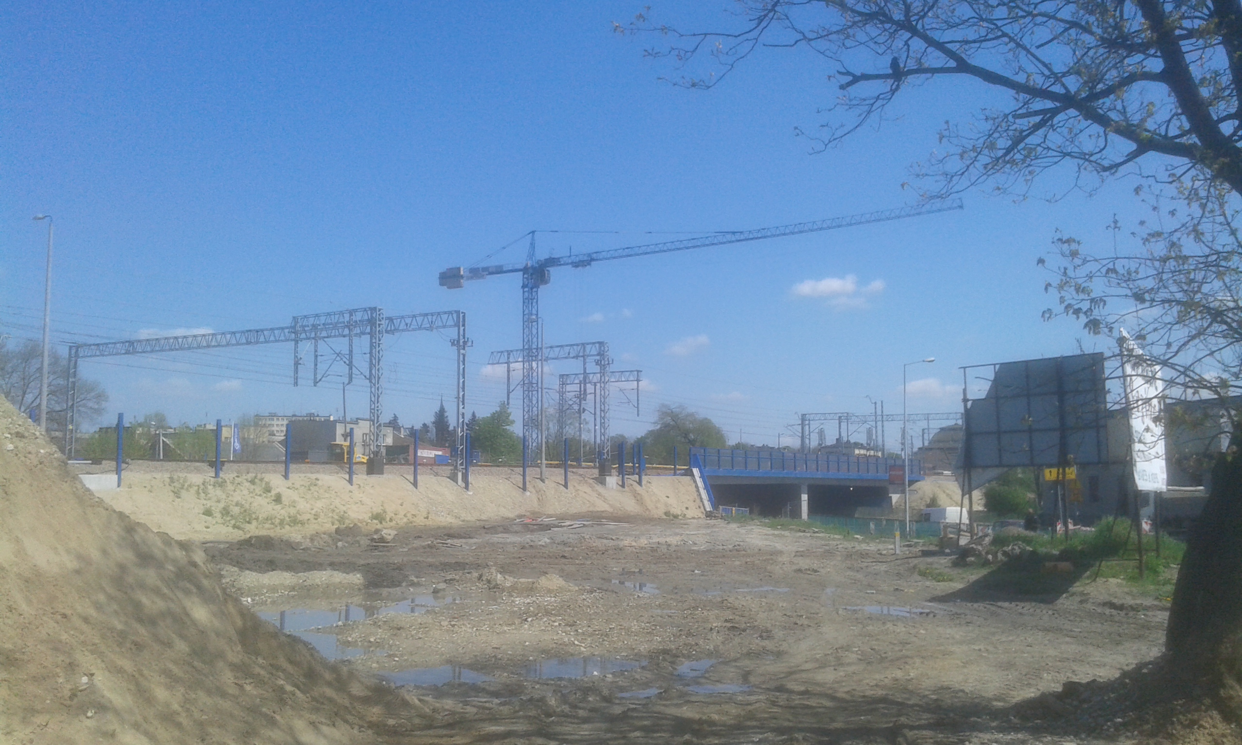 Pracujący żuraw przy wiadukcie Krakowska