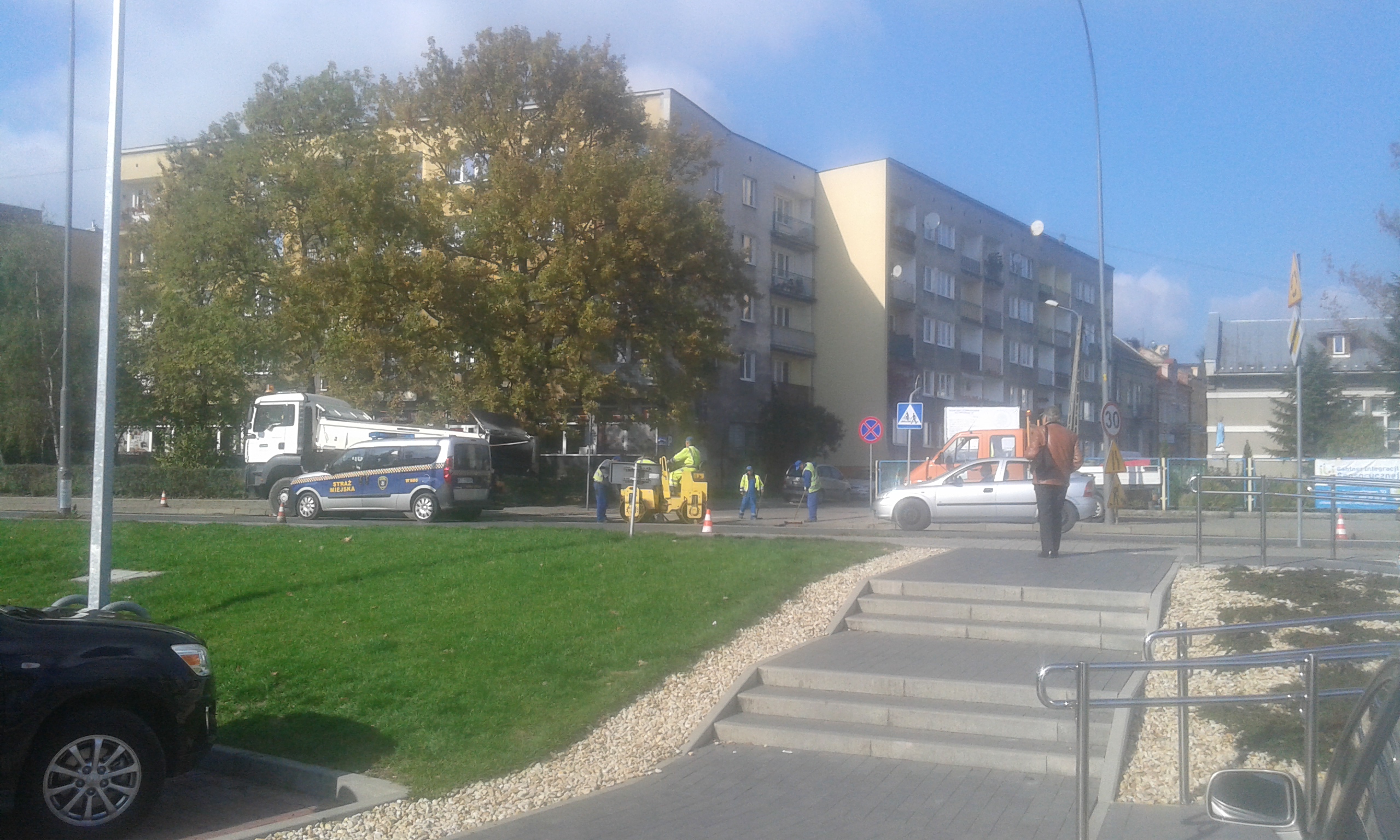 ul.Lwowska na wysokości ul.Ochronek łatanie dziur po obu stronach jezdni .